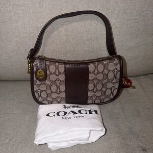 Coach swinger 20 Signature Shoulder Bag with leather shoulder & crossbody strap